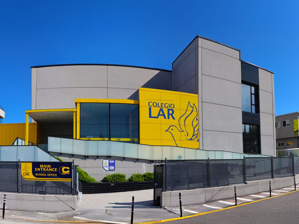 Fachada y entrada principal del Colegio Lar en Vigo