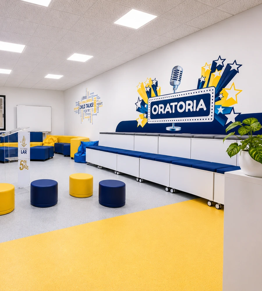 Aula de oratoria del Colegio Lar, con mural y mobiliario en azul y amarillo