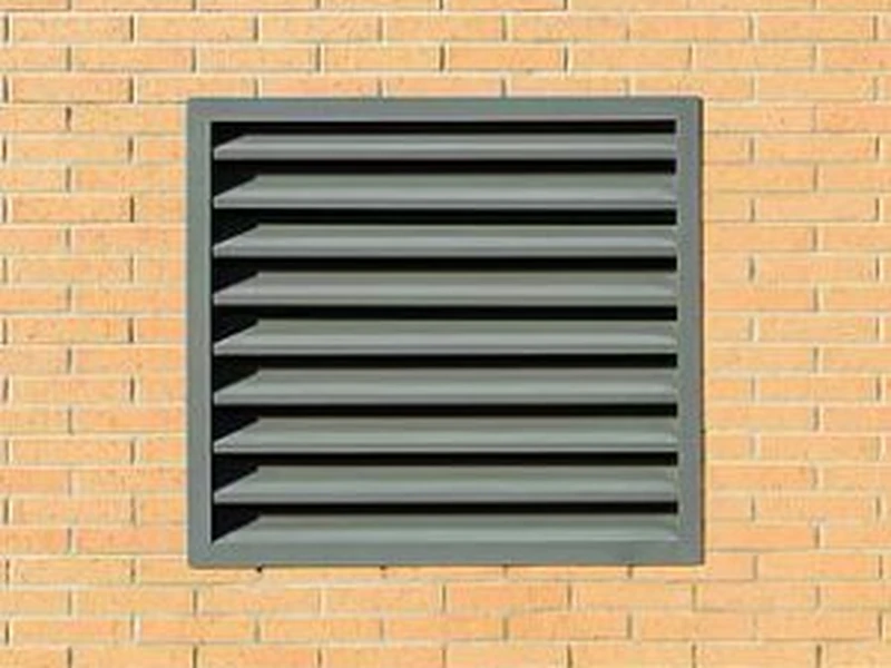 Rejilla de ventilación de Galusa en fachada de ladrillo