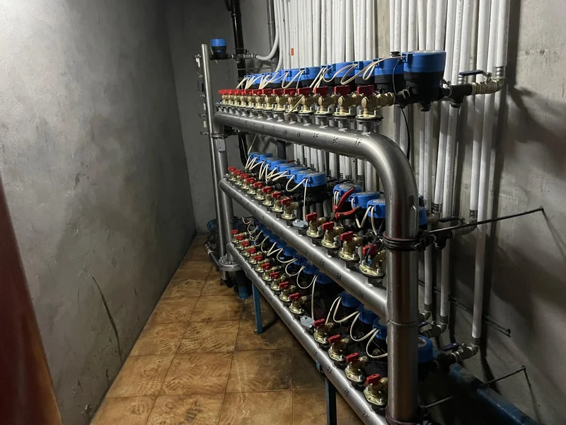 Batería de contadores de agua instalada por Grupo Comesaña en una comunidad