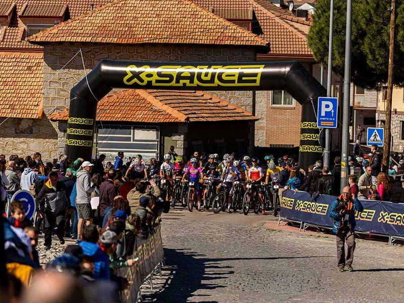 Salida de una carrera de mountain bike patrocinada por X-Sauce